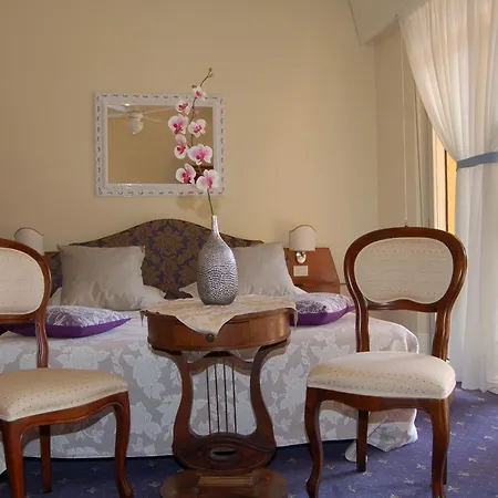 Готель Broglia 4*